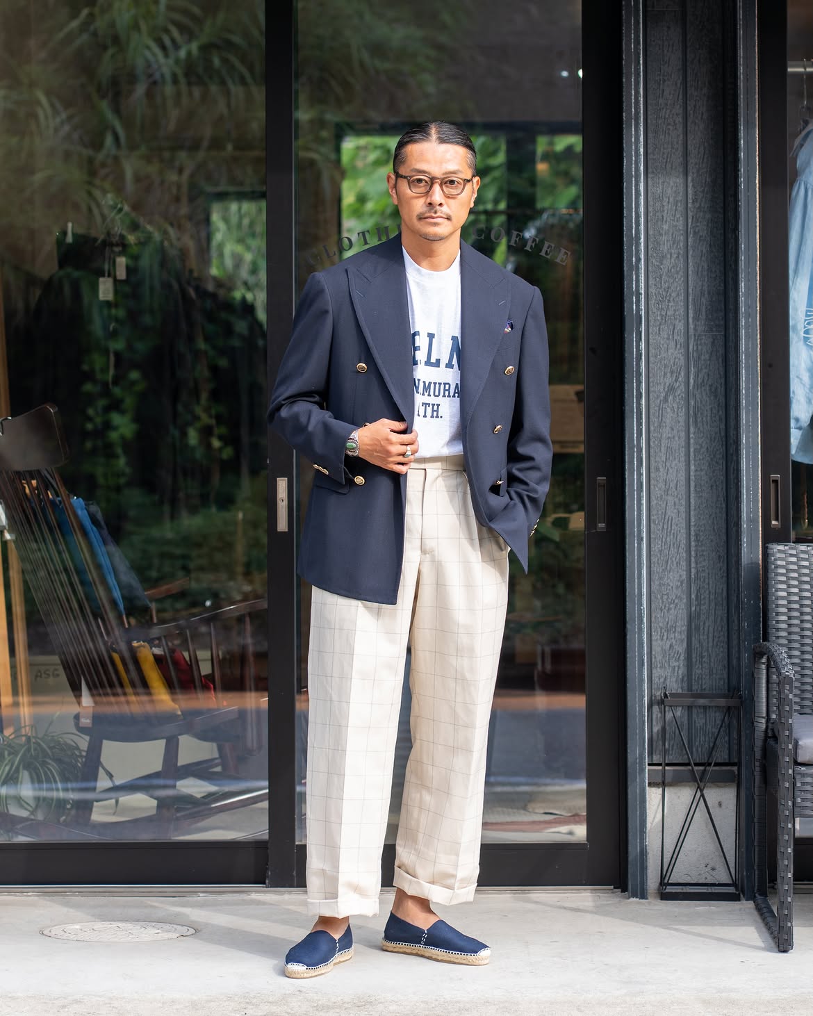 Homme portant des espadrilles artisanales Don Quichosse fabriquées à Mauléon-Licharre.