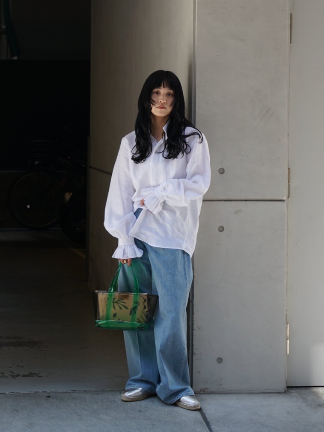 Espadrilles artisanales argentées Don Quichosse fabriquées à Mauléon-Licharre, portées avec une tenue casual chic.