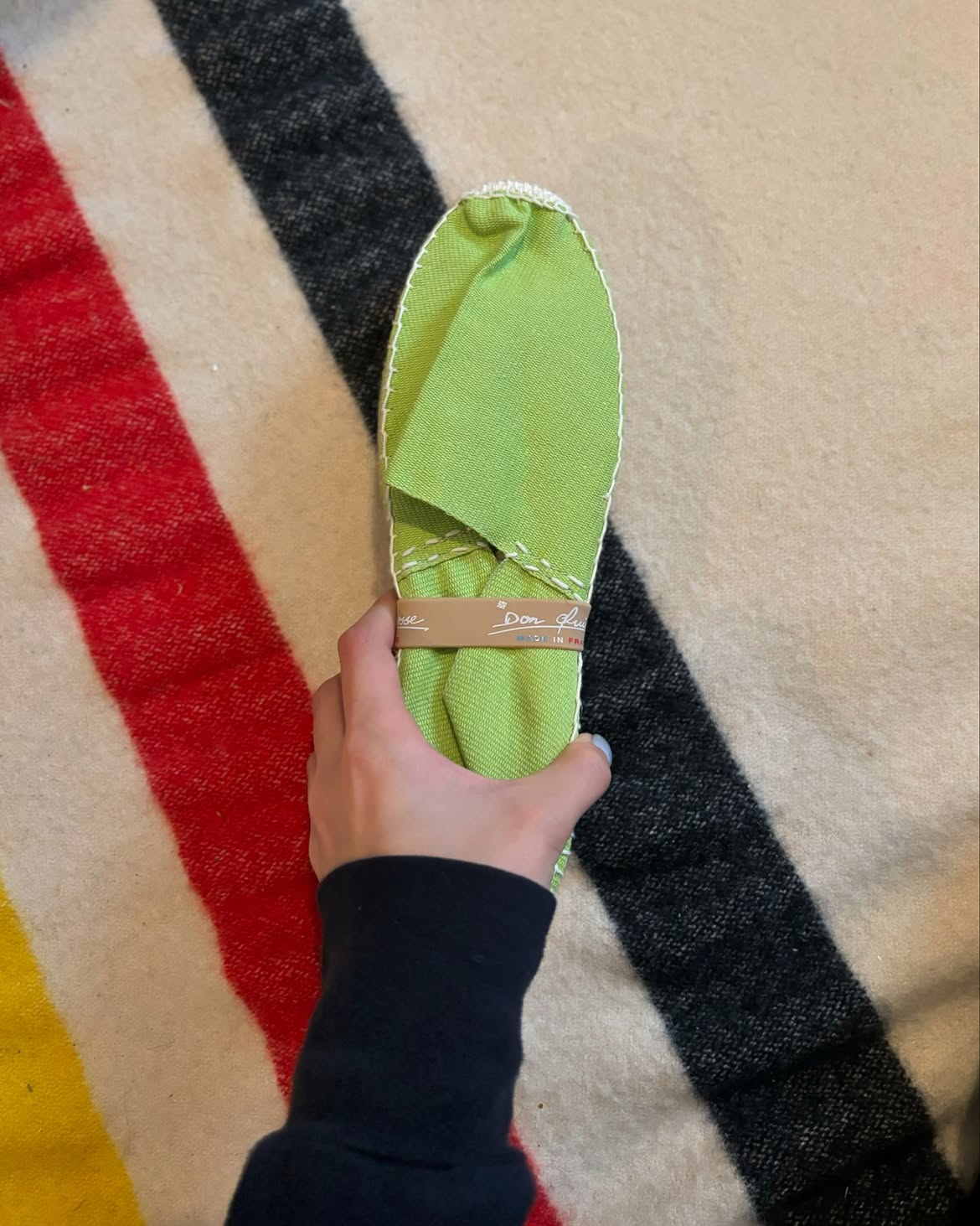 Paire d'espadrilles artisanales vertes Don Quichosse en toile de coton, fabriquées au Pays basque.